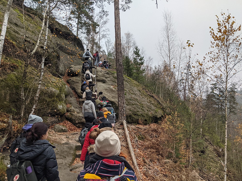 Wandergruppe beim Aufstieg auf einen Berg