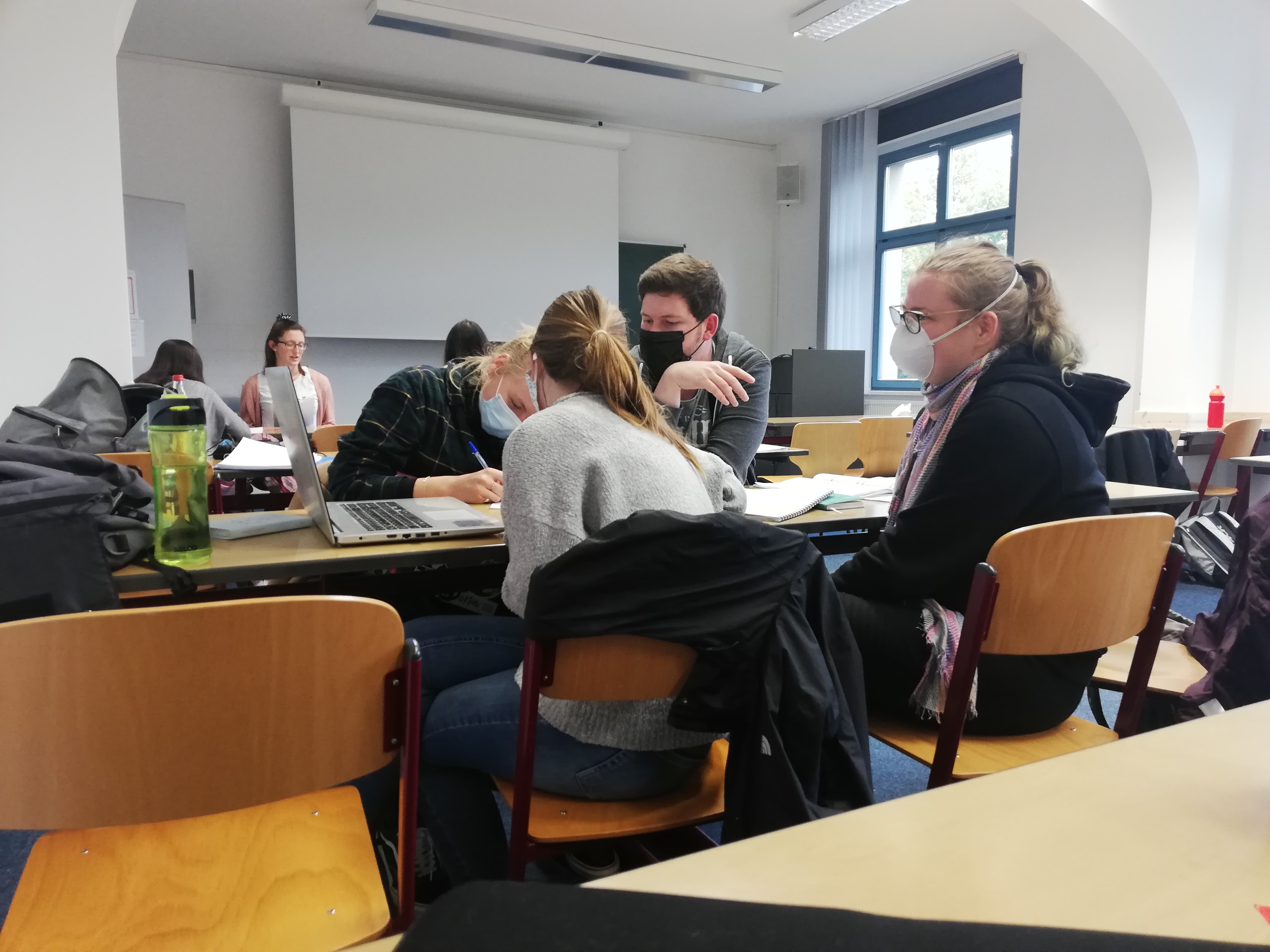 Studierende in Gruppenarbeit für das Planspiel Bild von Studierenden bei der Gruppenarbeit für das Planspiel