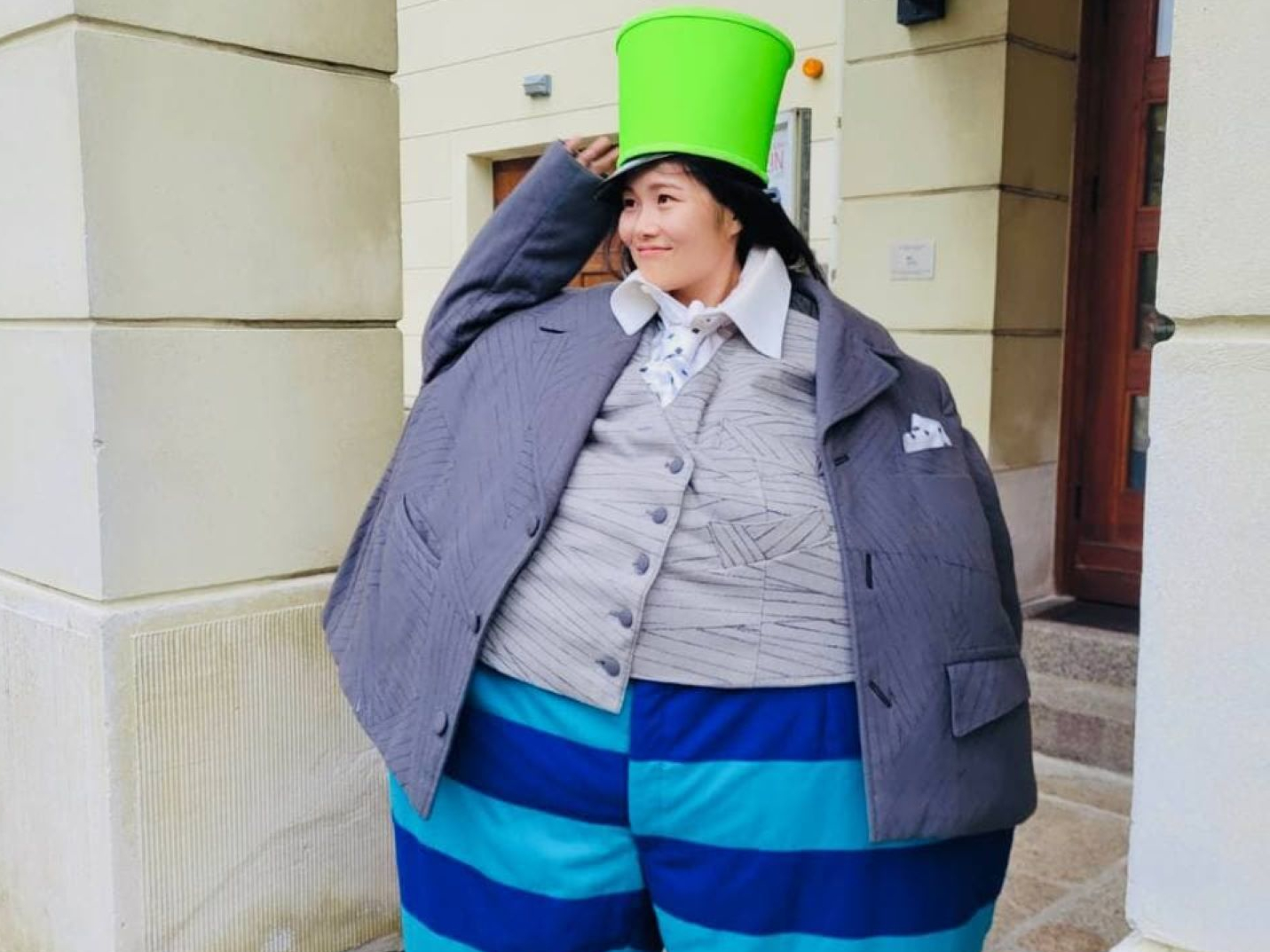 Lustig verkleidete Frau