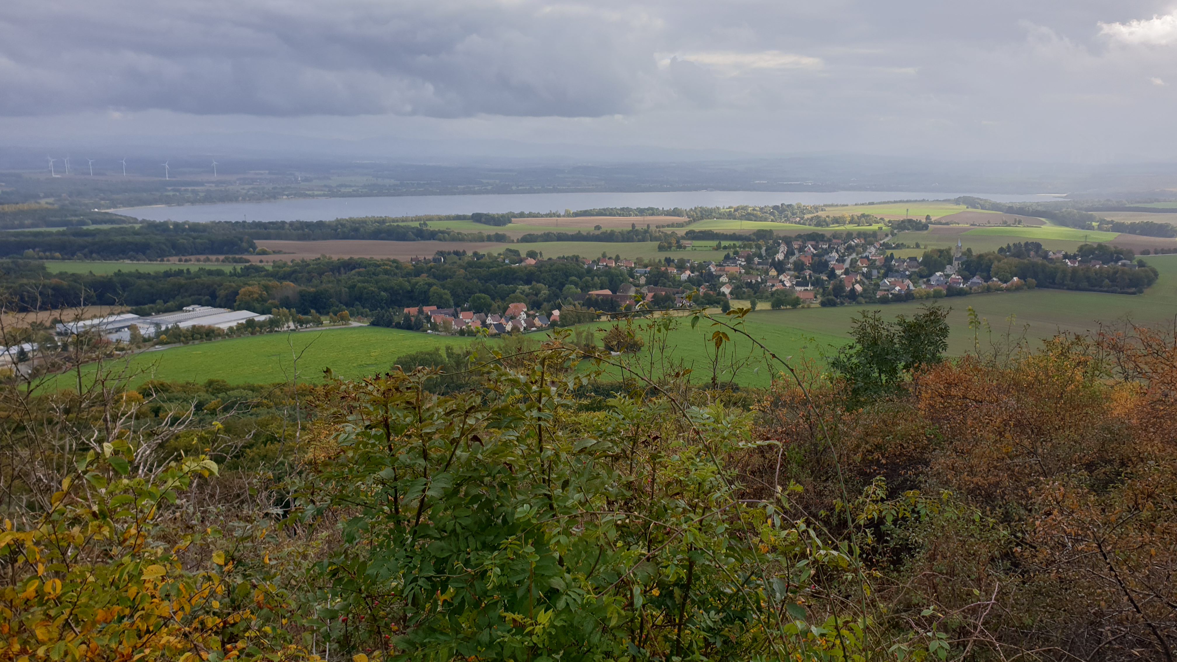 Blick von der Landeskrone auf den Berzdorfer See