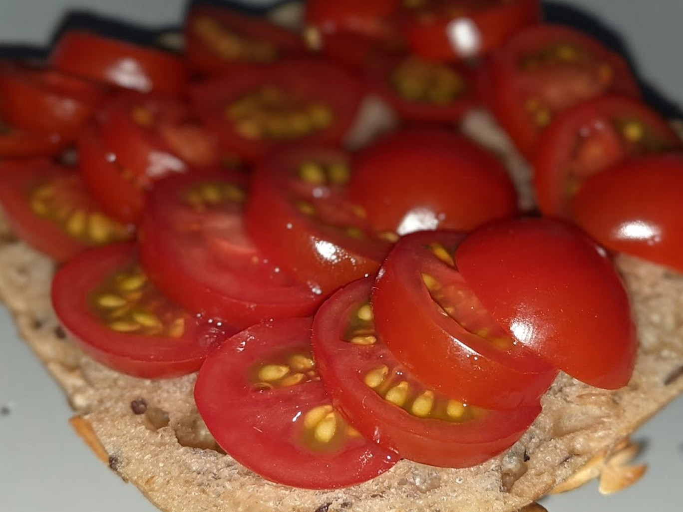 Brot belegt mit Tomatenscheiben