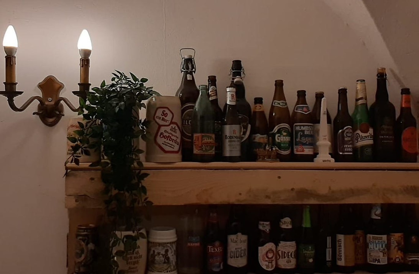 Regal mit leeren Bierflaschen