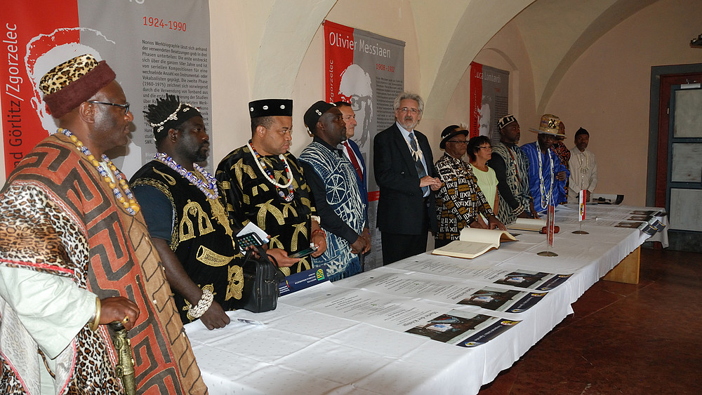 Zwölf Könige aus Kamerun zu Besuch bei der HSZG 