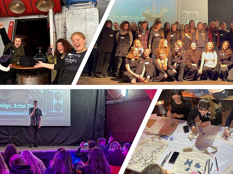 Collage aus vier Fotos von einer Jugendveranstaltung in einem Kultur- oder Klubraum: Oben links stehen drei Jugendliche lachend vor einem industriell wirkenden Eingang mit Metalltür und roten Lüftungsrohren und posieren mit ausgebreiteten Armen an einem hohen Stehtisch. Oben rechts ist eine große Gruppe von Jugendlichen und einigen Erwachsenen zu sehen, die dicht beieinander auf einer Bühne stehen oder sitzen, im Hintergrund eine Leinwand mit dem Bild eines alten Segelschiffs. Unten links steht ein junger Mann allein auf einer Bühne vor einer großen Leinwand mit bunter Grafik und hält ein Mikrofon, während im Vordergrund viele Jugendliche im Publikum sitzen und zuschauen. Unten rechts sitzen mehrere Jugendliche an einem Tisch und gestalten helle Stoffbeutel mit Stiften und Farben, auf den Taschen sind bereits bunte Blätter- und Schmetterlingsmotive zu erkennen.