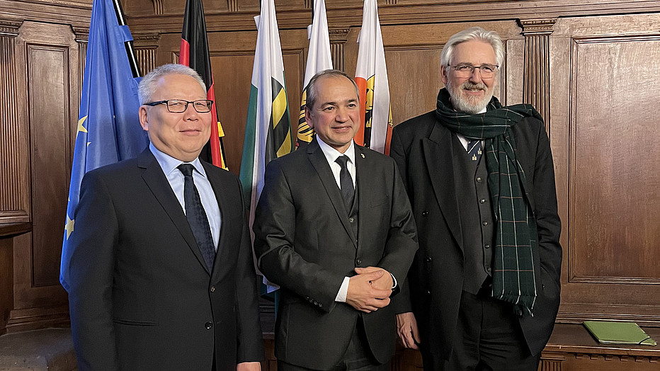 Der Botschafter der Mongolei S. E. Dr. Birvaa Mandakhbileg und Prof. Matthias Theodor Vogt (li. u. re.) zu Besuch im Görlitzer Rathaus bei Oberbürgermeister Ursu (Mitte).