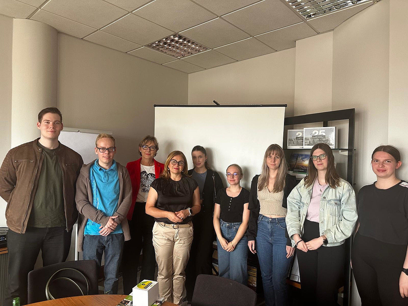 Studierende im Regionalbüro der Deutsch-Polnischen Industrie- und Handelskammer mit Frau Justyna Młynarz.