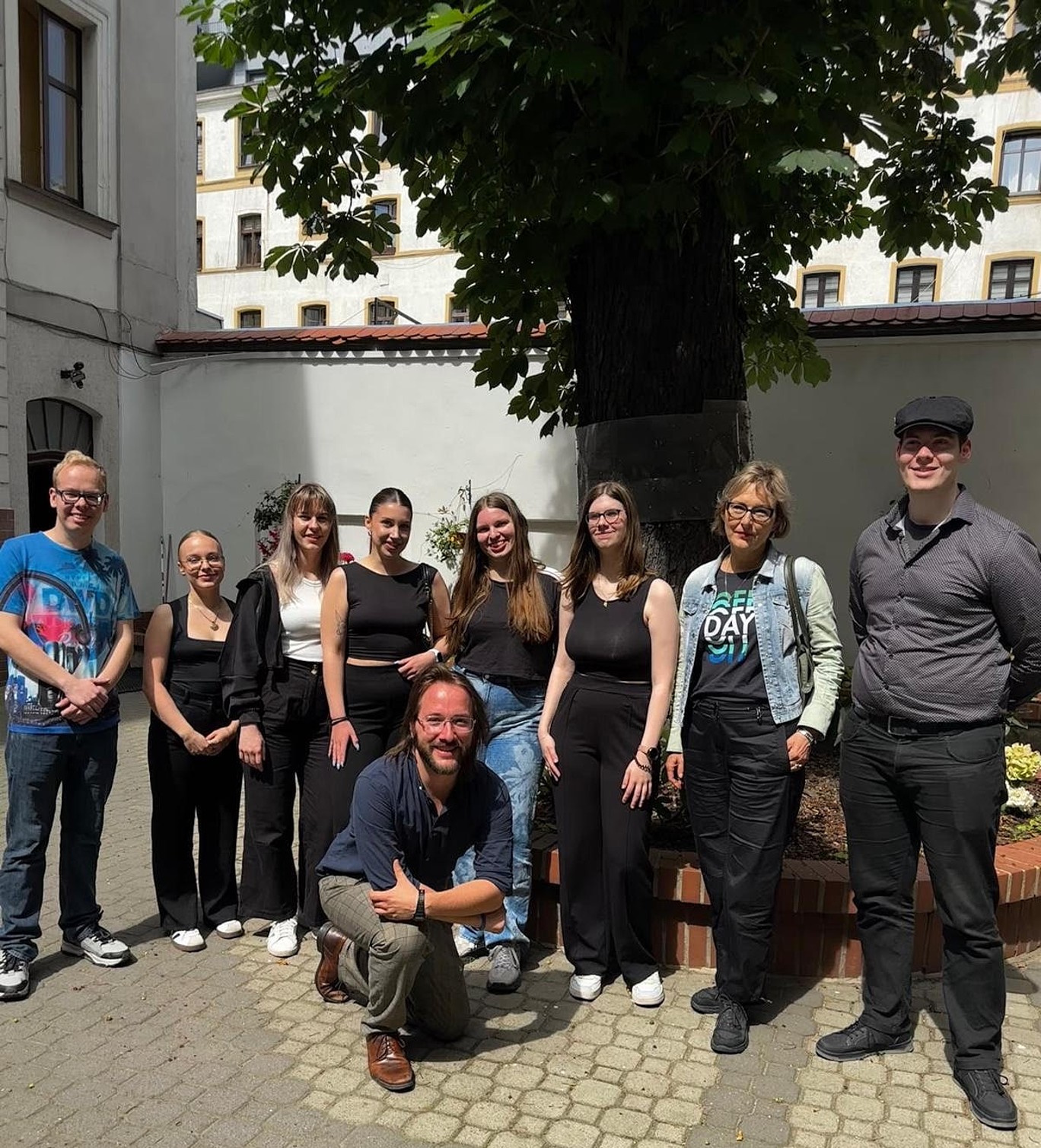 Studierende mit Max Baganz, ein Freiwilliger des Europäischen Solidaritätskorps.