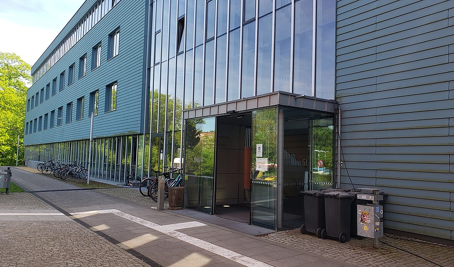 Blick auf den Eingang der "BlueBox" auf dem Görlitzer Campus
