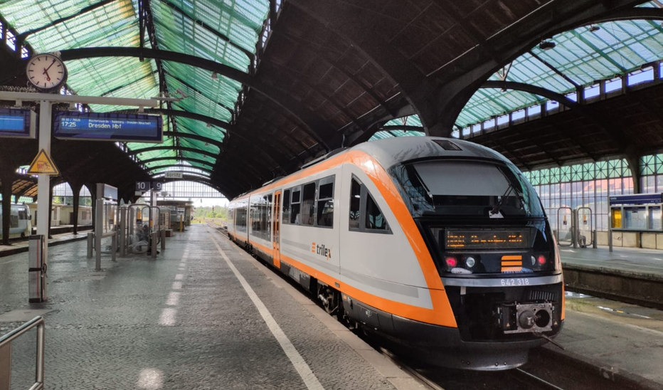 stehender Zug im Bahnhof Görlitz