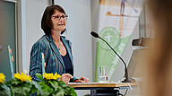 Prof. Dr. Renate Heese am Rednerpult im Hörsaal.