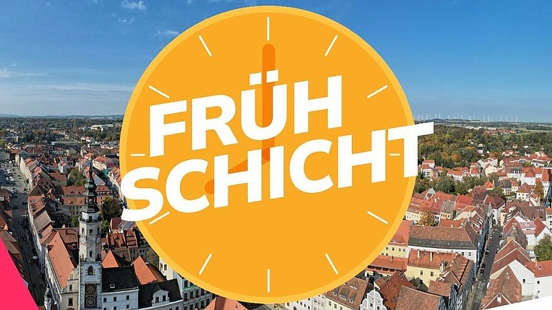 Eine Grafik mit einer Dronenaufnahme von den Dächern der Stadt Görlitz und einer Grafik, die eine gelb-orangene Uhr zeigt mit dem Schriftzug "Frühschicht".