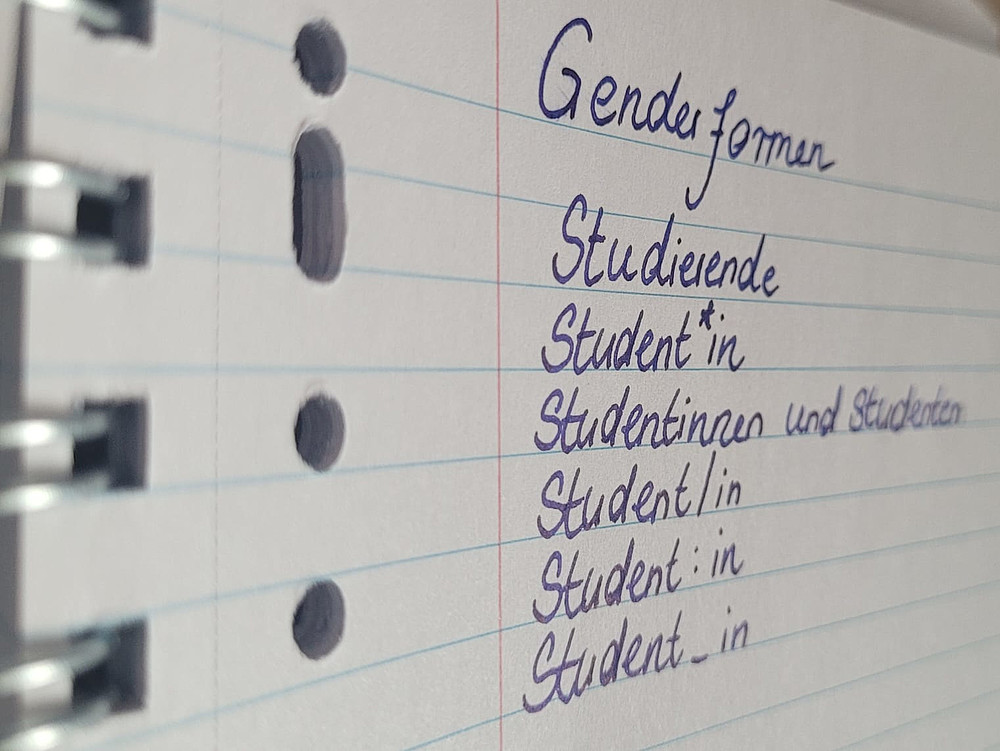 Schreibblock mit Handschrift, verschiedene Genderformen von Studierende