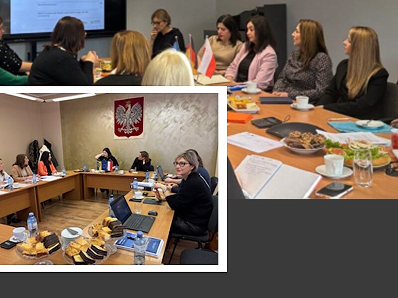 Die Collage zeigt zwei Aufnahmen von Arbeitstreffen im Rahmen eines internationalen Kooperationsprojekts, bei dem Vertreterinnen und Vertreter aus mehreren Ländern beteiligt sind.  Das größere Bild im Hintergrund zeigt eine Konferenzsituation in einem modernen Besprechungsraum. Rund ein Dutzend Personen sitzt um einen rechteckigen Tisch, auf dem neben Schreibmaterial auch Getränke, Snacks und Fahnen verschiedener Länder (darunter Deutschland und Polen) platziert sind. Im Hintergrund ist ein Bildschirm mit einer Präsentation sichtbar. Die Teilnehmerinnen und Teilnehmer wirken aufmerksam und engagiert im Gespräch.  Das kleinere, überlagerte Bild im Vordergrund zeigt ein weiteres Arbeitstreffen in einem anderen Raum, geschmückt mit dem polnischen Staatswappen an der Wand. Auch hier sitzen mehrere Projektbeteiligte um einen Konferenztisch, auf dem Unterlagen, Laptops, Getränke und eine Auswahl an Gebäck arrangiert sind. Die Atmosphäre wirkt kollegial und konstruktiv.