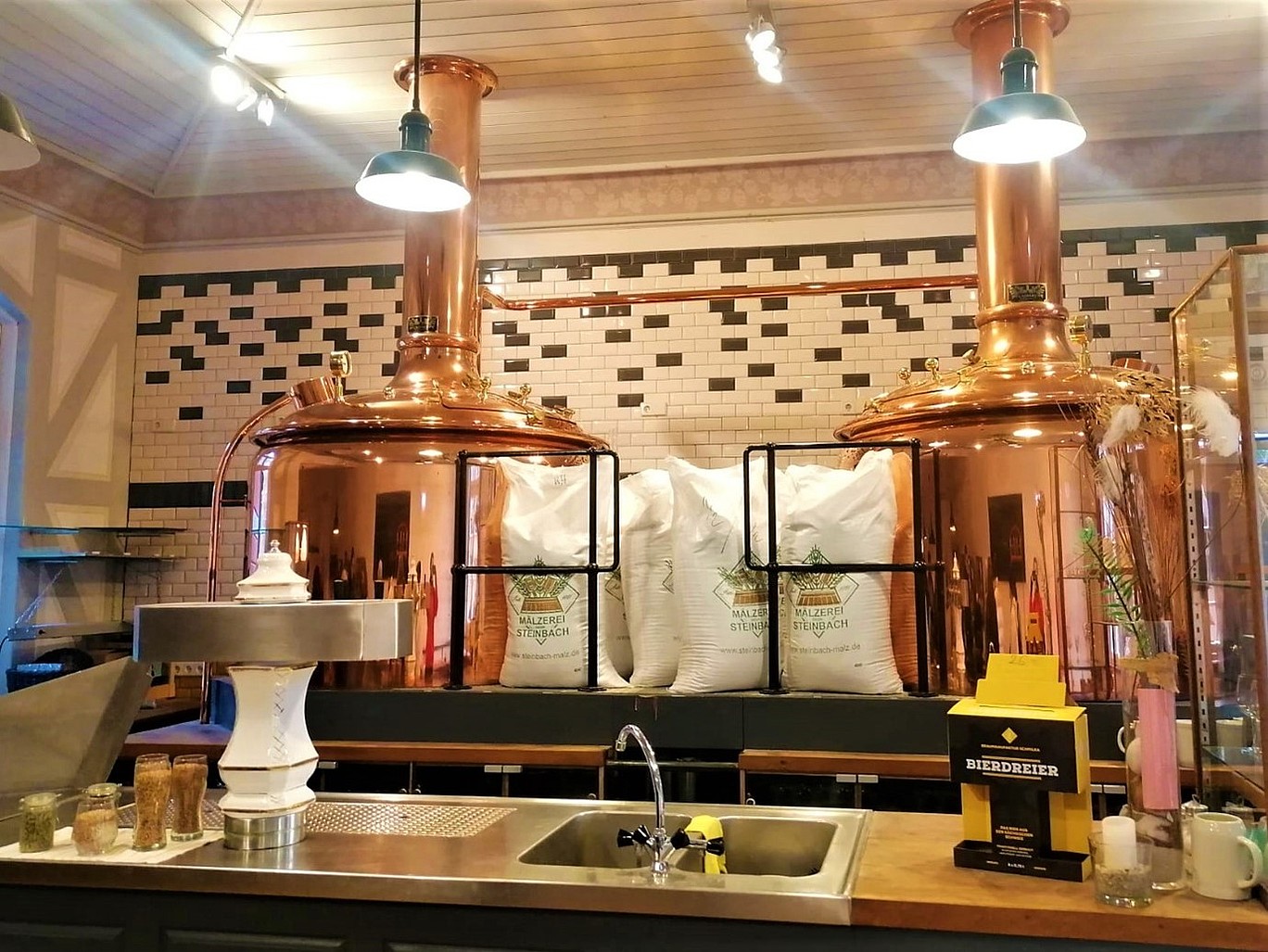 Blick auf zwei Kupferbraukessel der Brauerei-Manufaktur 