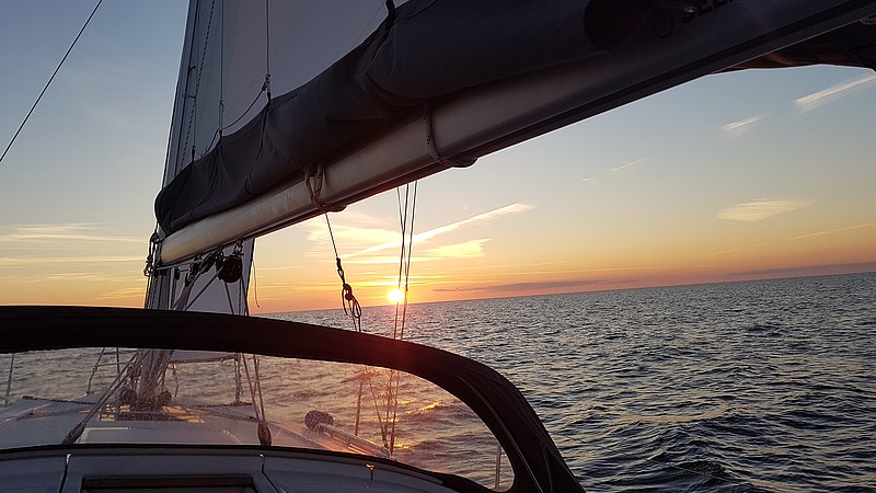 Blick vom Segelboot auf die Untergehende Sonne am Horizont