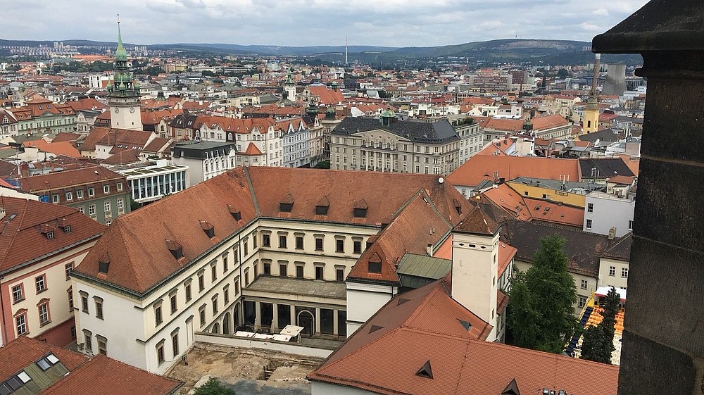 Ein Blick auf Brno hoch über den Dächern der Stadt