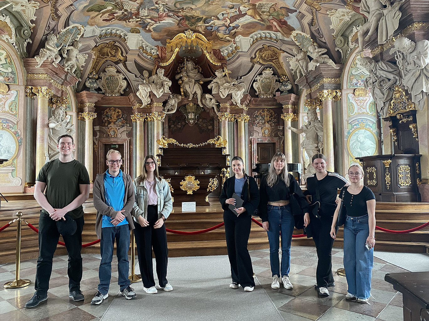 Gruppe von 7 Studierenden in der Aula der Universität Wrocław, Leopoldina